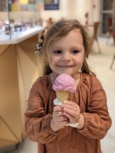 Sofia avec un gelato