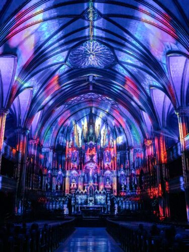 L’expérience Aura : Une symphonie visuelle et sonore à la cathédrale Notre-Dame de Montréal!