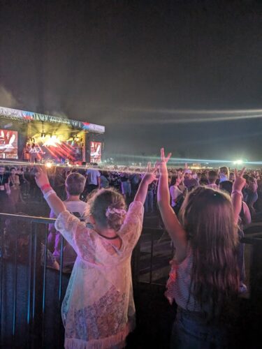 Charlotte Cardin et Fredz enflamment le Festival de St-Jean