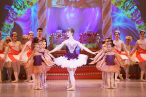 Danseurs de Ballet Ouest interprétant Casse-Noisette à la Salle Pierre-Mercure à Montréal, décor féérique des Fêtes.