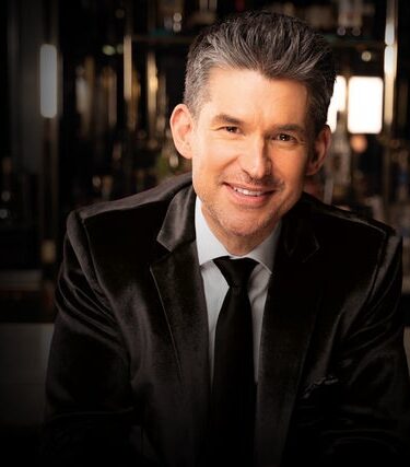 Matt Dusk célèbre l’élégance de Sinatra sur scène!