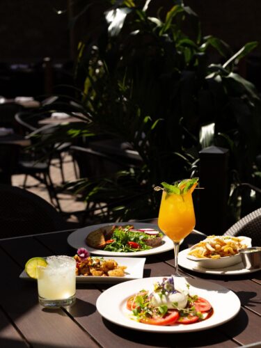 Peignez et brunchez sur la terrasse du Vieux-Port Steakhouse