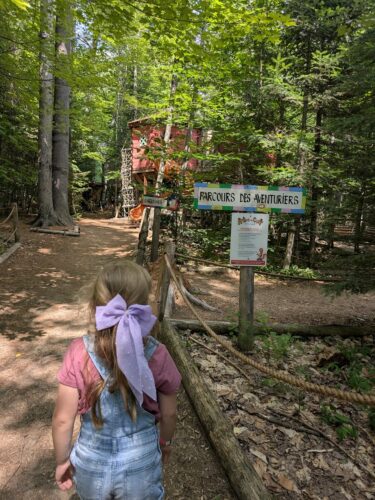 Une première aventure en hauteur pour Sofia chez Arbraska!