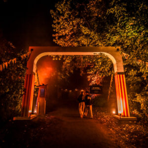 Village hanté du Village québécois d’antan à Drummondville de nuit, décor terrifiant et personnages du cirque.