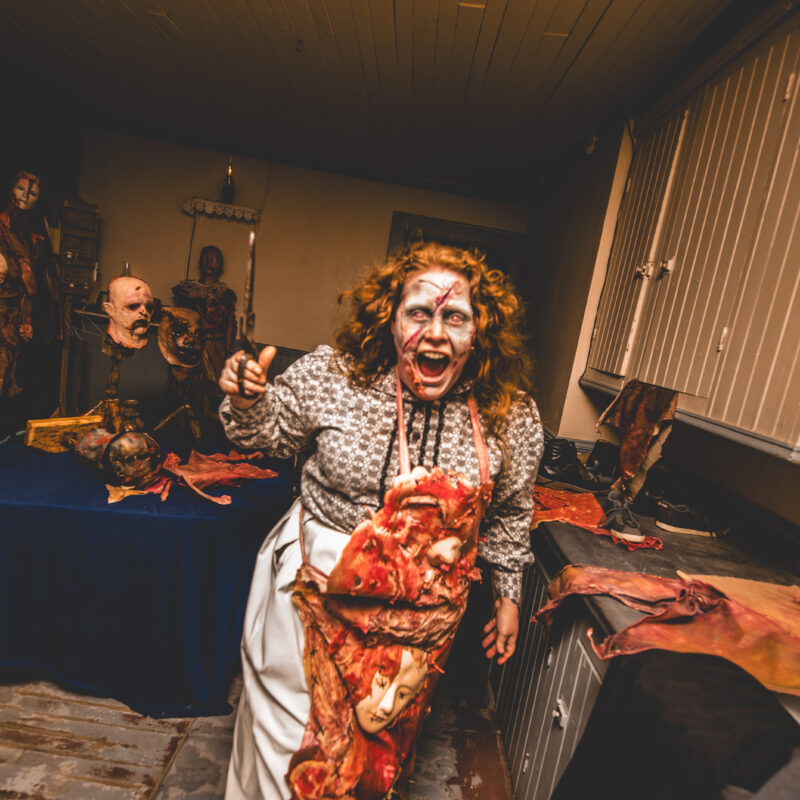 Personnages terrifiants du Village hanté du Village québécois d’antan à Drummondville, ambiance nocturne et décor d’Halloween.