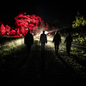 Village hanté du Village québécois d’antan à Drummondville de nuit, décor terrifiant et personnages du cirque.