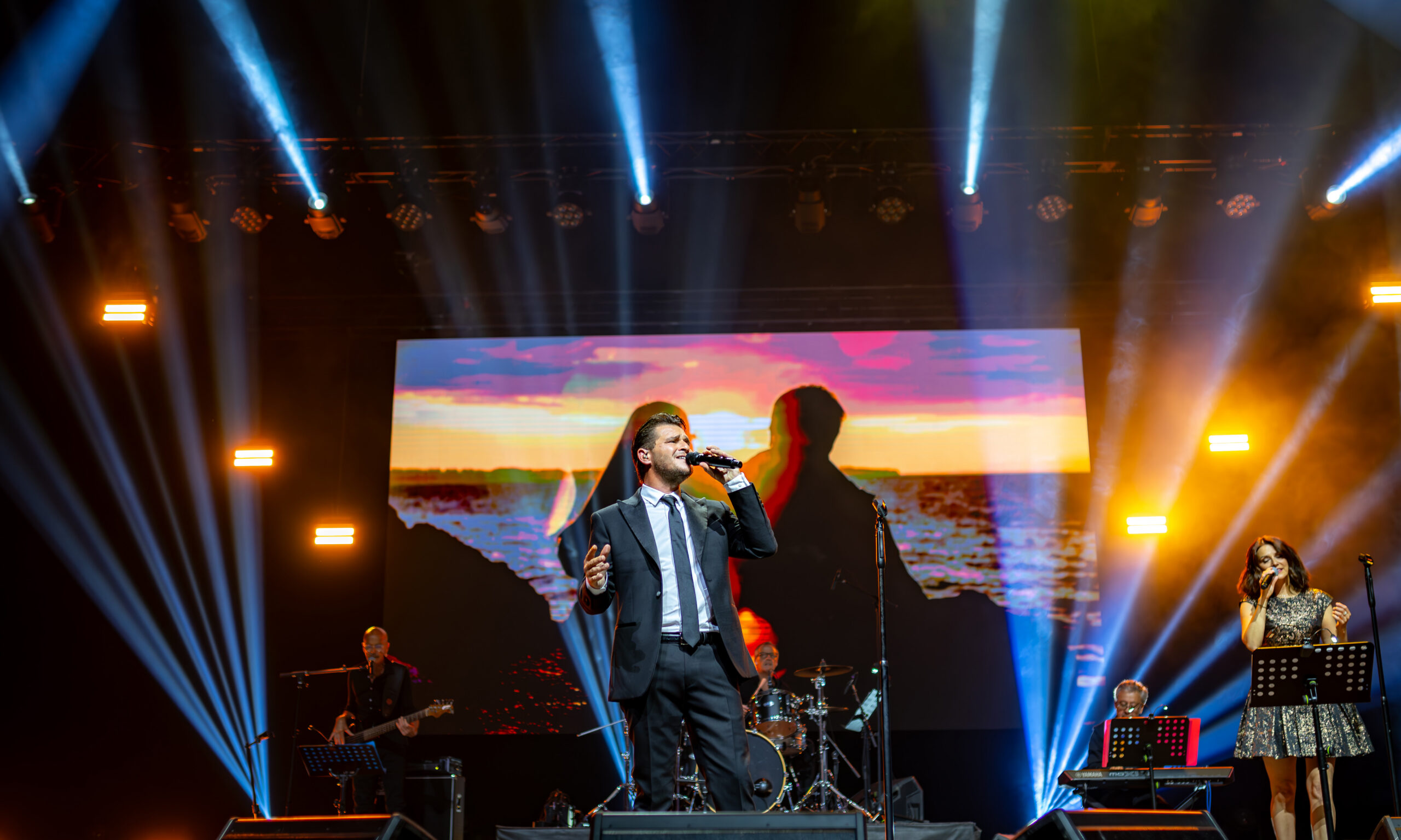Julien Dassin sur scène avec l’Orchestre Paris Tour Eiffel – spectacle hommage à Joe Dassin