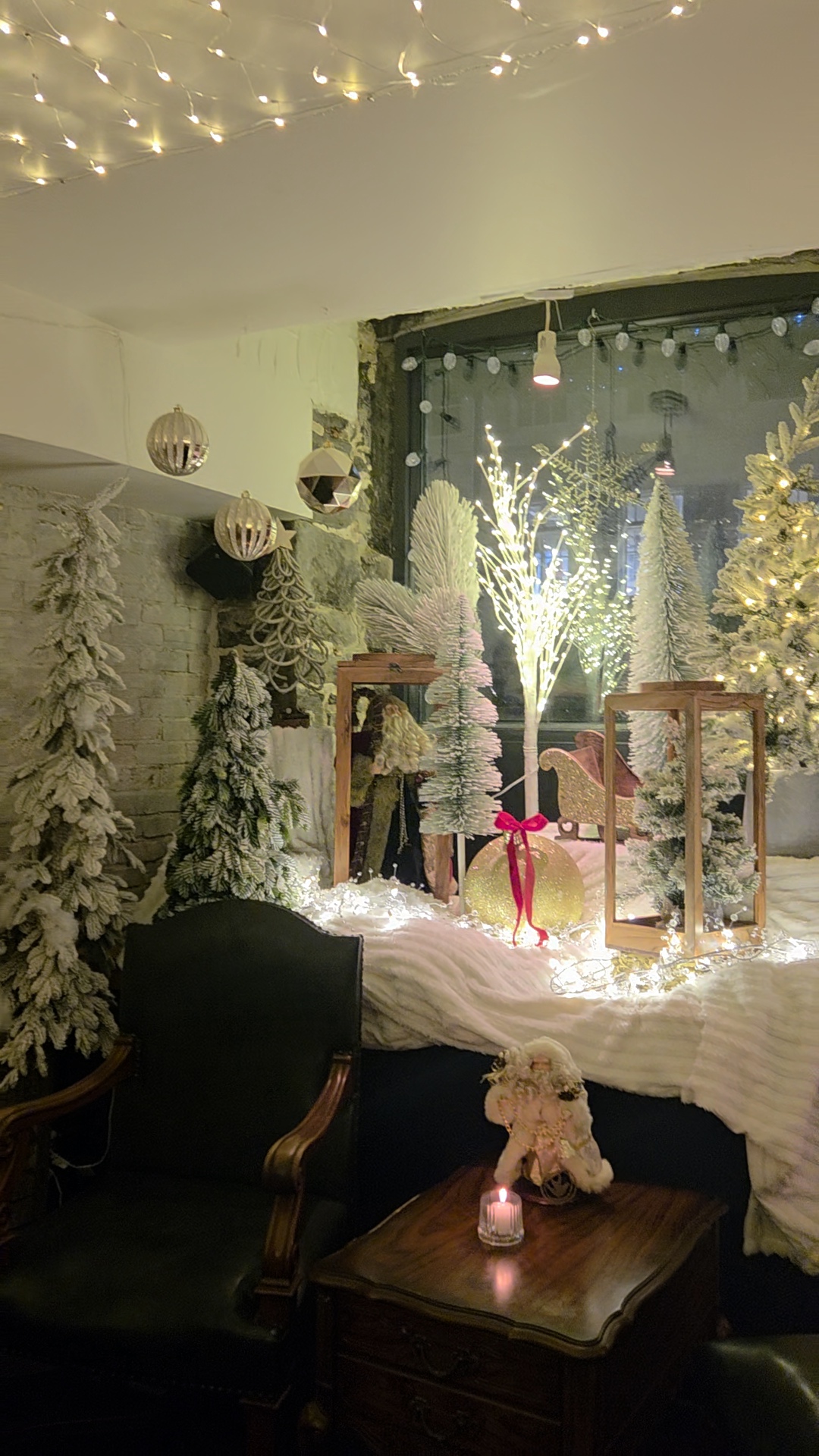 Décor féérique du bar de Noël Secrets Montréal