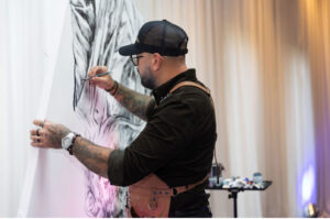 Guilbo artiste peintre présente sa série Art en six cordes à l’Europea