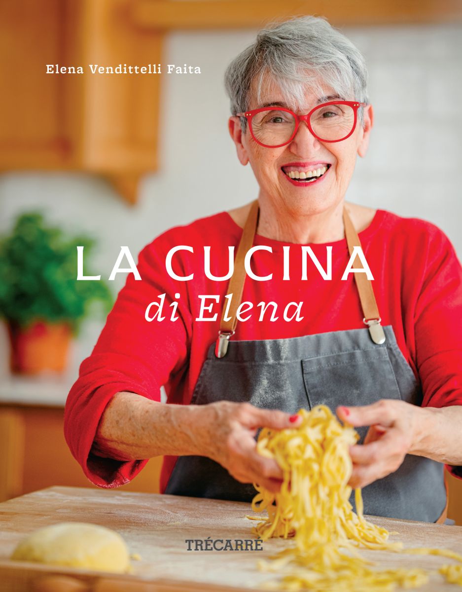 Couverture du livre La Cucina di Elena, d’Elena Faita, montrant l’autrice souriante en train de cuisiner des pâtes fraîches.