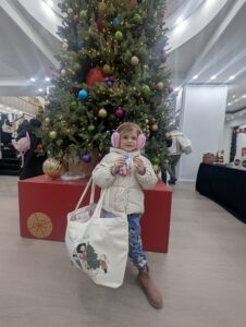 Intérieur coloré de la nouvelle boutique Lajoué à Montréal, concept ludique créé par Mastermind Toys et Coco Village