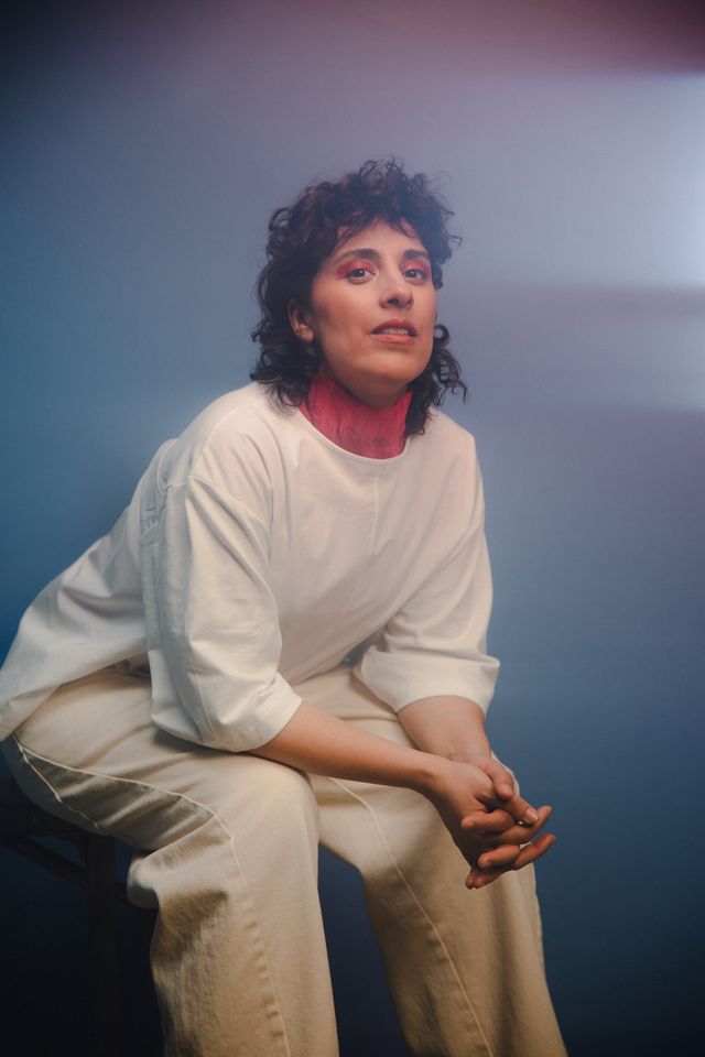 Portrait de Queen Ka sur scène lors d’un concert intime, 2025