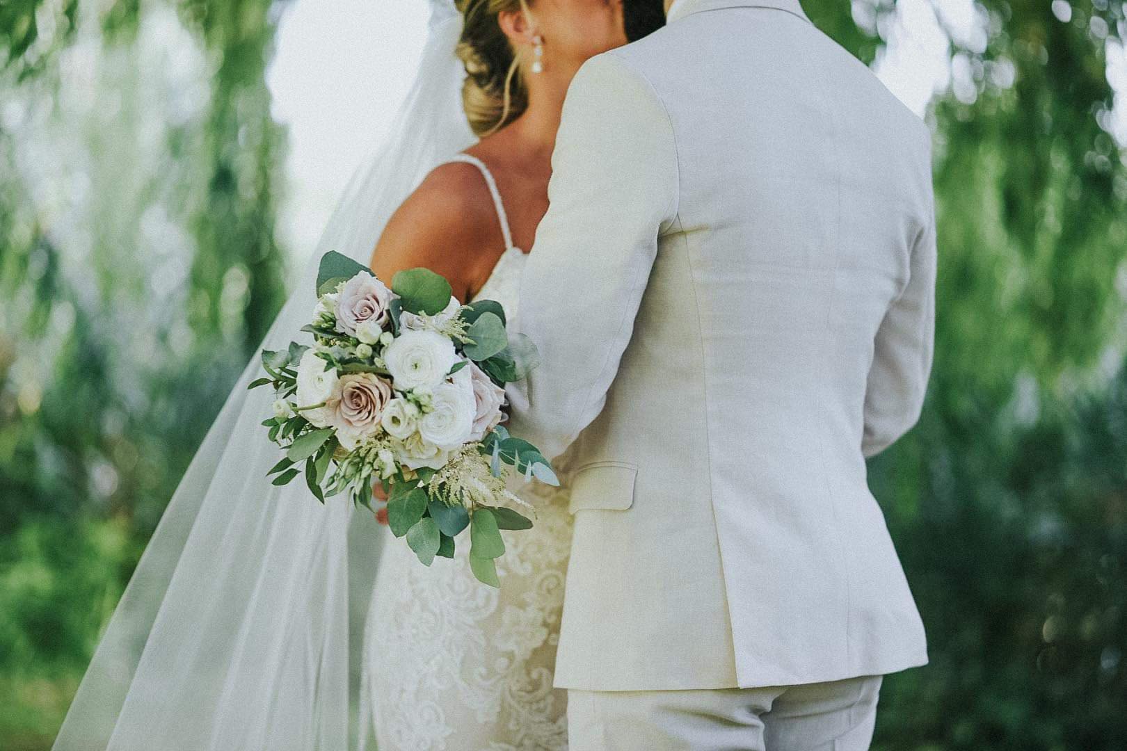 Une femme en robe de mariée et un homme en habit s'embrassent pour célébrer leur union. La vie après le oui