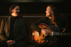 Gabriel Morin sur scène pour la pièce de théâtre Merci d'être venus au Théâtre Denise-Pelletier.