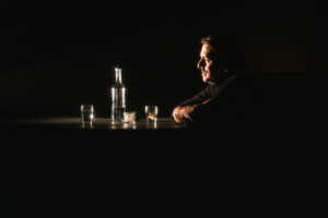 Gabriel Morin sur scène pour la pièce de théâtre Merci d'être venus au Théâtre Denise-Pelletier.