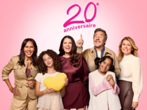 Affiche de la 20e édition du Mois des Câlins de Sainte-Justine avec les ambassadeurs Marie-Eve Janvier, Isabelle Racicot, Nadia Bilodeau, Patrick Marsolais et la jeune Sofya.