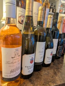 Sélection de bouteilles de vin incluant Château Taillefer Lafon et des vins d'importation privée de l'agence Fiola Import