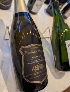 Sélection de bouteilles de vin incluant Château Taillefer Lafon et des vins d'importation privée de l'agence Fiola Import