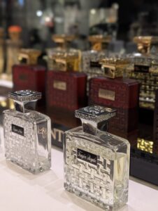 Vitrine élégante de la boutique Henriette L sur l'avenue Laurier Ouest à Montréal.