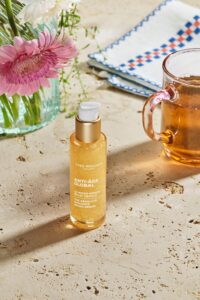 Flacon doré du Micro-Sérum Éclat Absolu de la gamme Anti-Âge Global Yves Rocher.