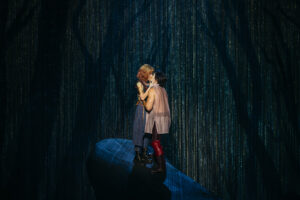 scène du spectacle musical Evangéline avec les acteurs principaux en costume d'époque.