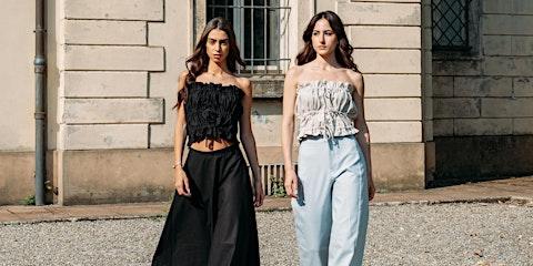 Affiche promotionnelle du défilé 10e anniversaire de MAS Montréal montrant deux mannequins en tenue printemps-été devant un édifice patrimonial.