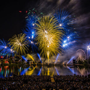 Explosion de feux d'artifice colorés au-dessus du lac des Dauphins à La Ronde pour le 40e anniversaire de l'événement.