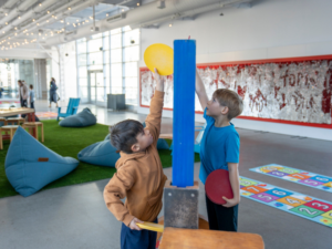 Famille explorant les expositions interactives au Centre des sciences de Montréal