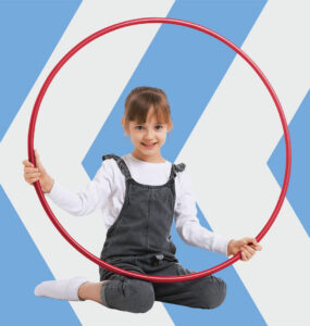 Enfants participant à un atelier de cirque sur la Grande-Place du Complexe Desjardins à Montréal pendant la semaine de relâche.