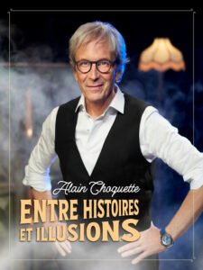 Alain Choquette souriant sur scène pour son nouveau spectacle Entre histoires et illusions.