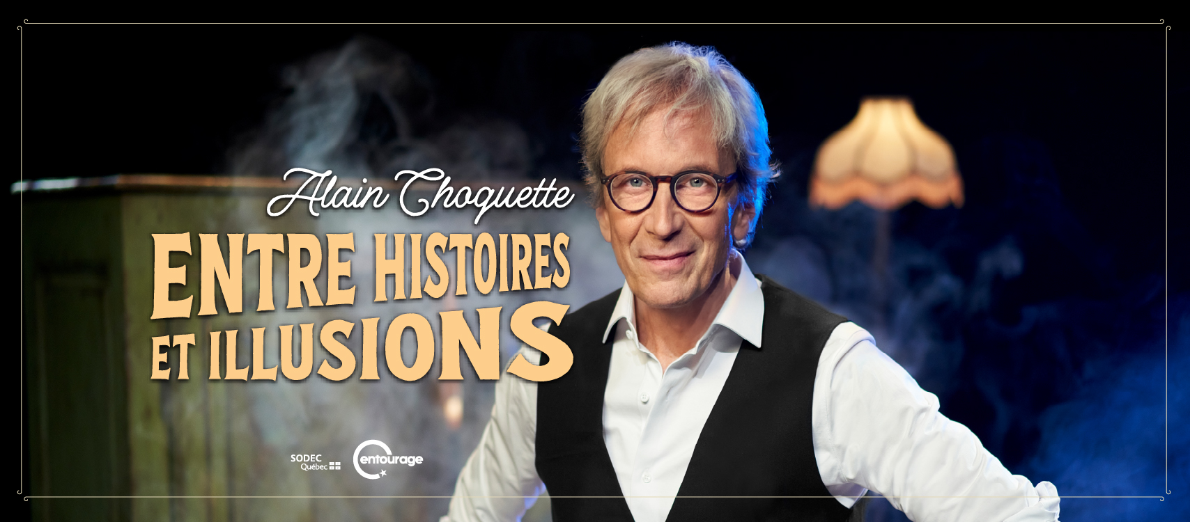 Alain Choquette souriant sur scène pour son nouveau spectacle Entre histoires et illusions.