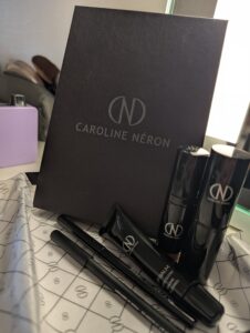 ensemble de produits de maquillage Caroline Néron, incluant un bâton de beauté 3 en 1