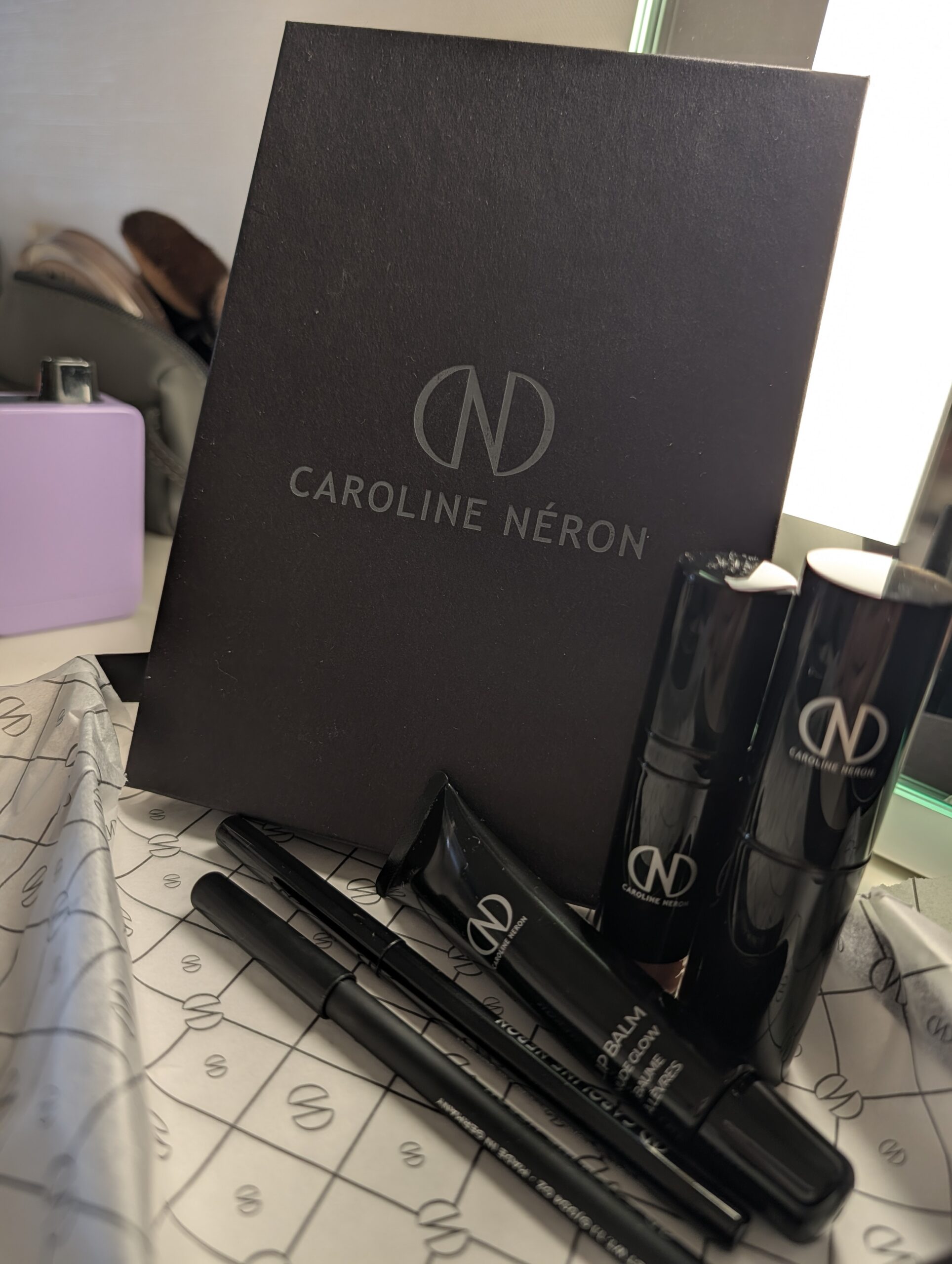 ensemble de produits de maquillage Caroline Néron, incluant un bâton de beauté 3 en 1