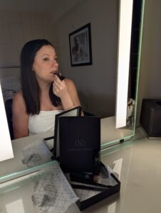 ensemble de produits de maquillage Caroline Néron, incluant un bâton de beauté 3 en 1