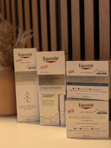 Gamme complète de soins anti-âge Eucerin Hyaluron-Filler sur un comptoir blanc, incluant le sérum Epicelline, le contour des yeux et les crèmes de jour et de nuit.