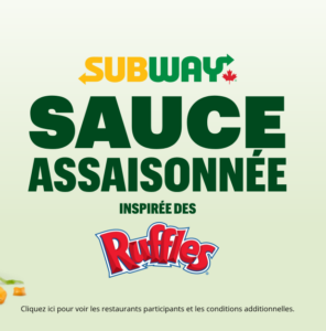 Un délicieux sous-marin Subway garni de la nouvelle sauce Assaisonnées Ruffles avec un sac de croustilles en arrière-plan.