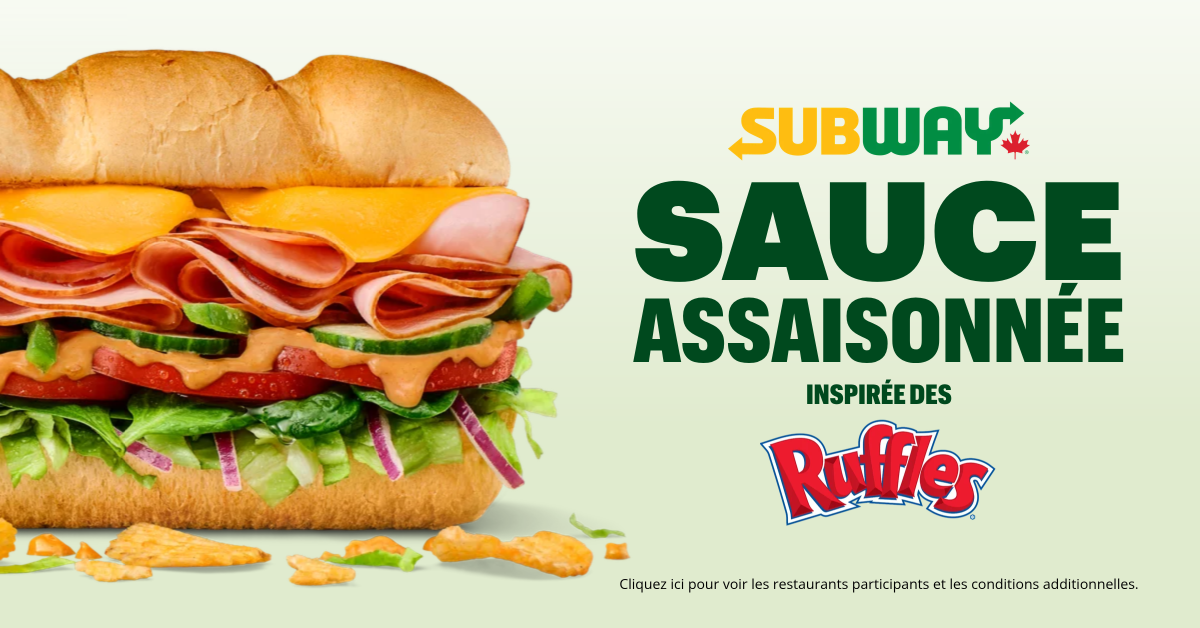 Un délicieux sous-marin Subway garni de la nouvelle sauce Assaisonnées Ruffles avec un sac de croustilles en arrière-plan.