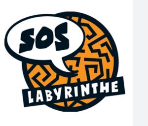 Labyrinthe intérieur géant du SOS Labyrinthe au Vieux-Port de Montréal, avec parcours rempli de couloirs, indices et familles en pleine exploration.
