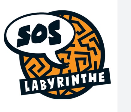 Labyrinthe intérieur géant du SOS Labyrinthe au Vieux-Port de Montréal, avec parcours rempli de couloirs, indices et familles en pleine exploration.