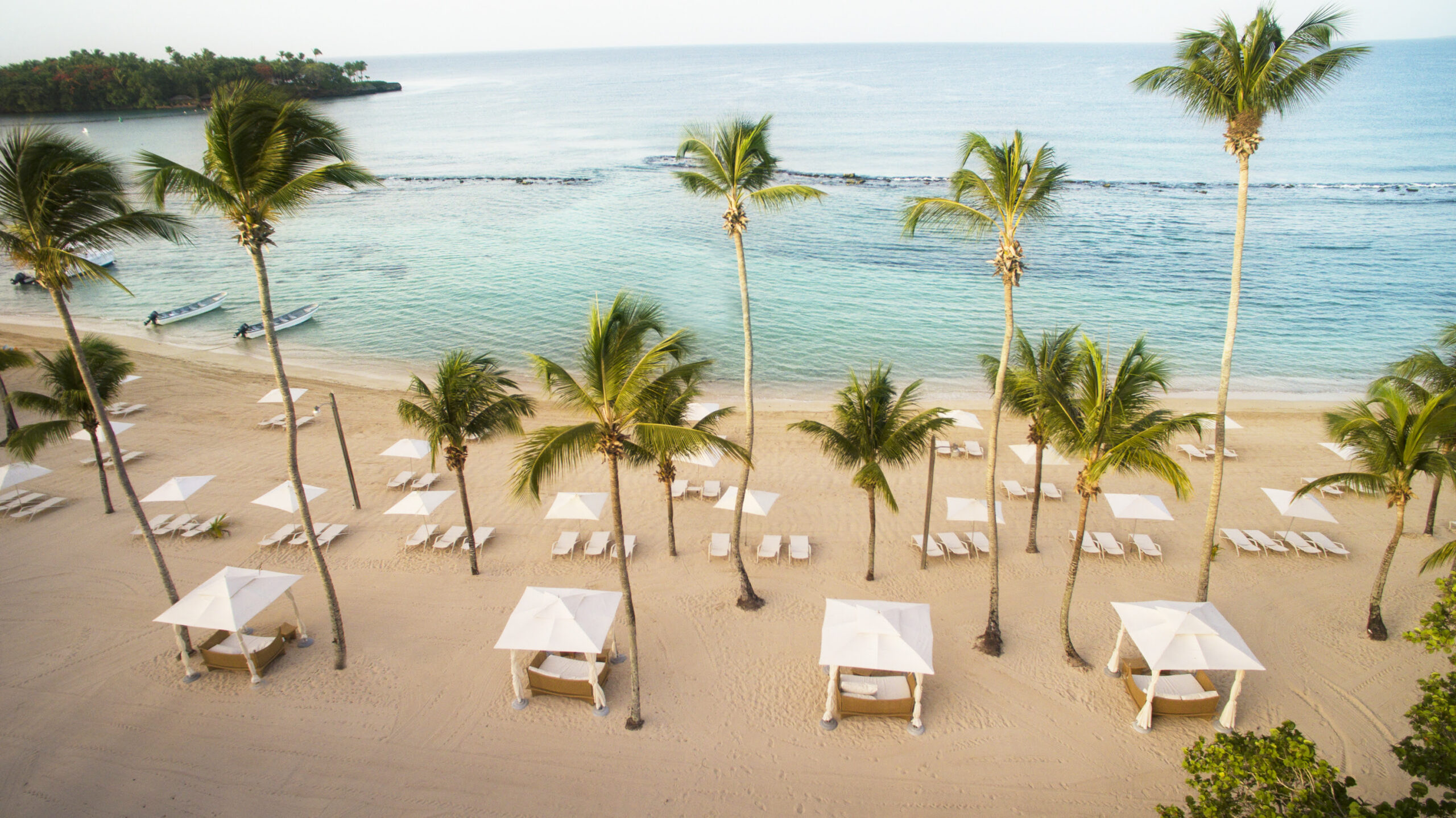 Vue aérienne d'une plage de sable blanc en République dominicaine