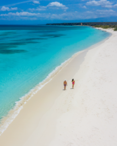 Vue aérienne d'une plage de sable blanc en République dominicaine
