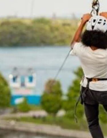 Tyrolienne MTL Zipline : l’activité sensation forte incontournable du Vieux-Port de Montréal