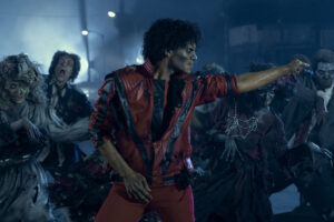 Jaafar Jackson incarnant le célèbre chanteur Michael Jackson sur scène dans le film biographique Michael.