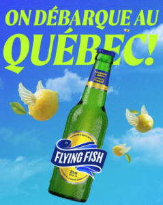 Bouteille verte de bière Flying Fish au citron volant dans un ciel bleu avec des citrons ailés.