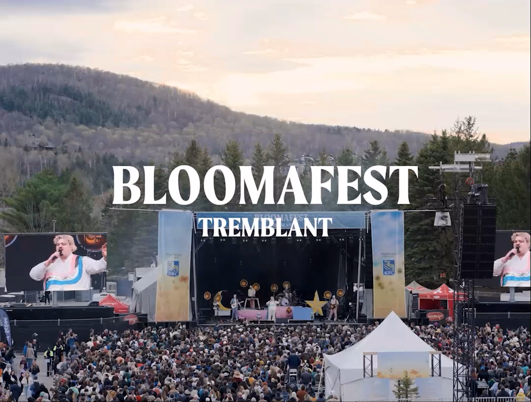 Foule festivalière profitant d'un concert en plein air au BLOOMAFEST dans le village piétonnier de Mont-Tremblant.