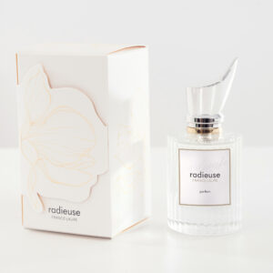 Bouteille en verre épais de 50 ml du parfum Radieuse de France Laure avec son bouchon argenté.