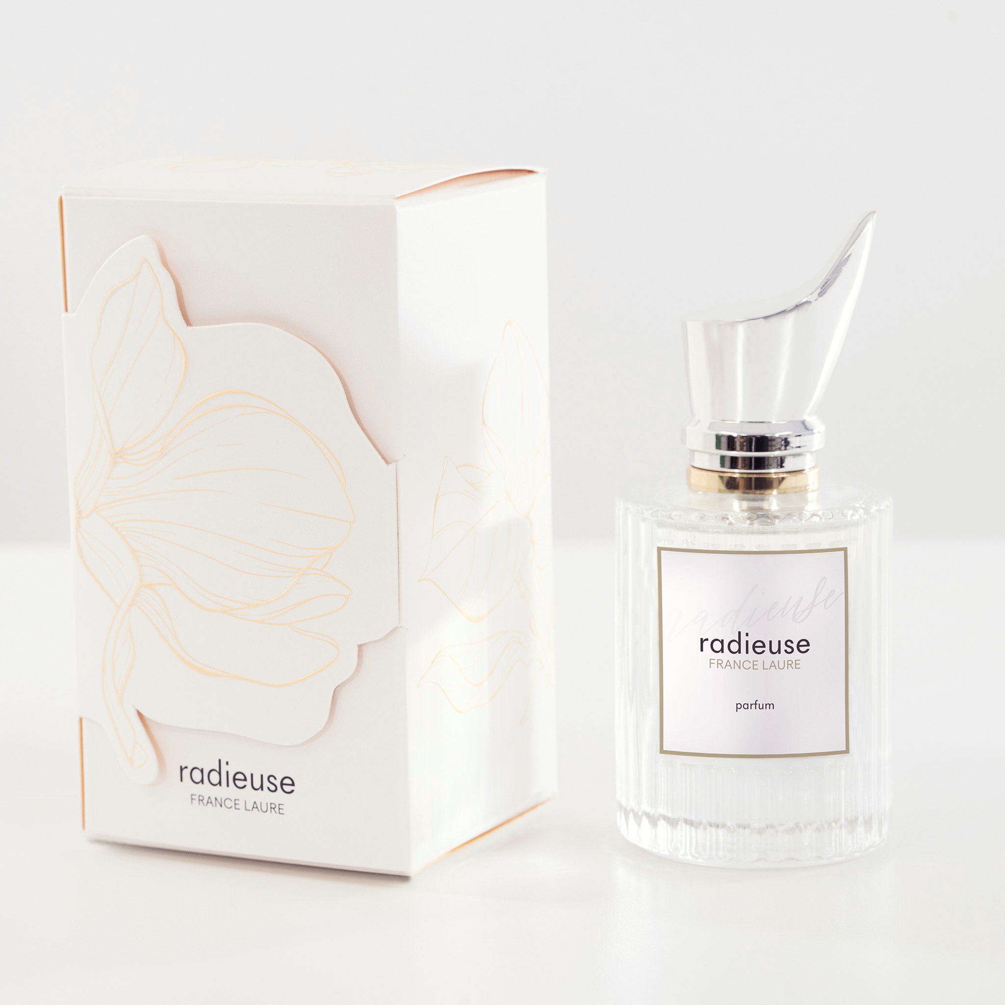 Bouteille en verre épais de 50 ml du parfum Radieuse de France Laure avec son bouchon argenté.