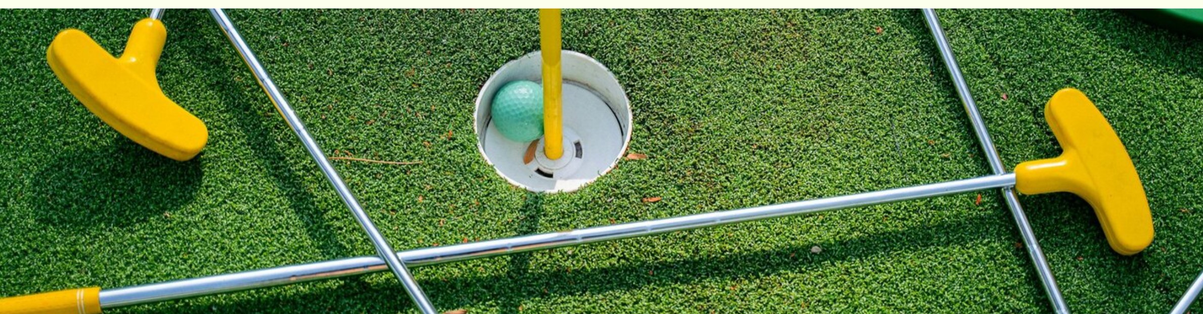 Balle de mini-golf et bâtons prêts à jouer sur un terrain ludique au Vieux-port de Montréal