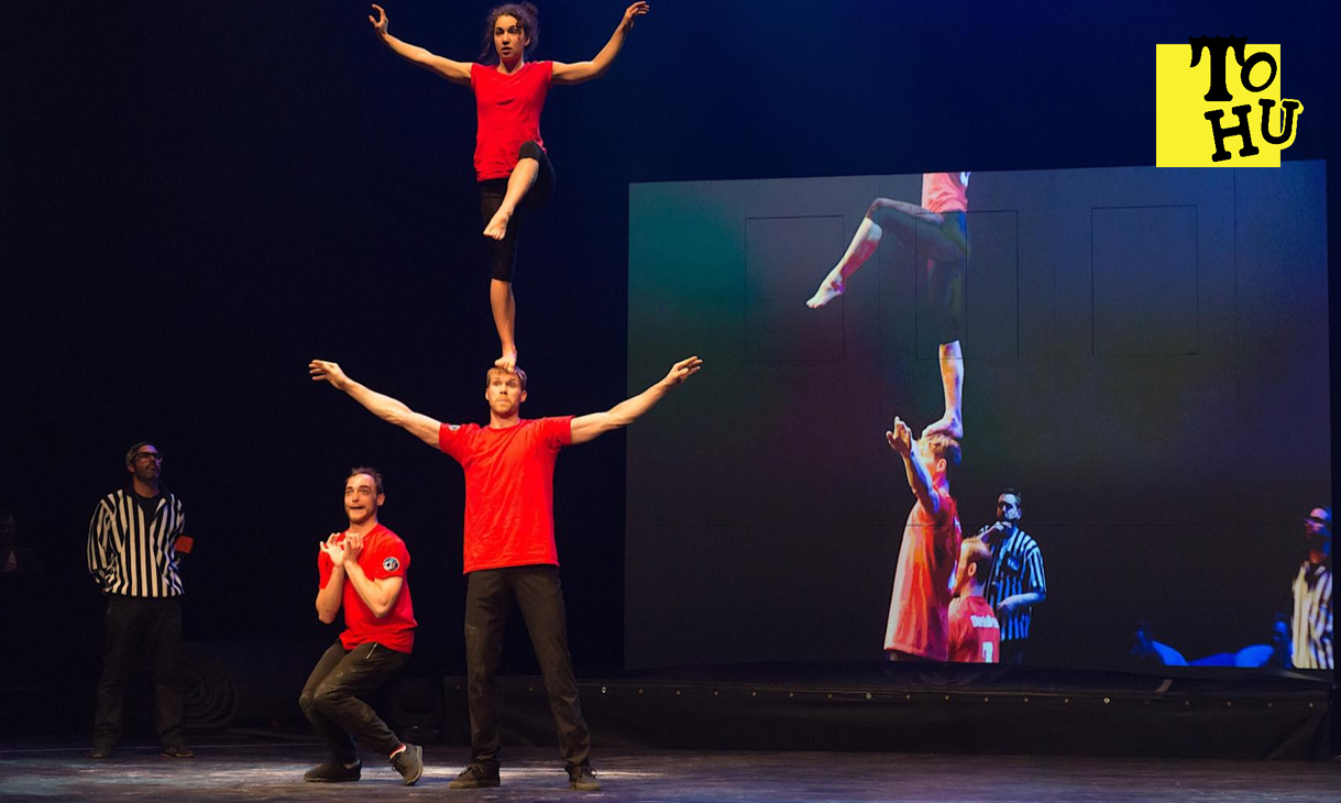Des artistes de cirque en pleine performance d'improvisation sur la piste de la TOHU.