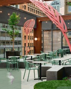 Vue de la terrasse tropicale et ensoleillée du Muze Lounge à l'Hôtel Honeyrose Montréal.